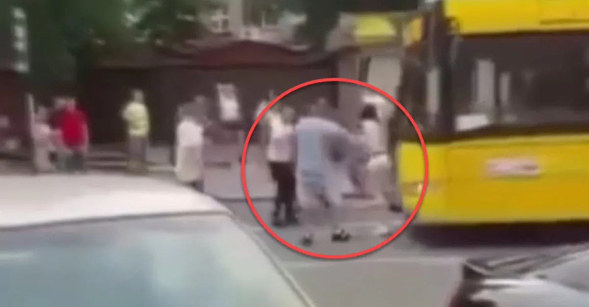 Akıllara durgunluk veren olay! Otobüs şoförü kavga eden gençleri ezdi: 2 çocuk annesi kadın...