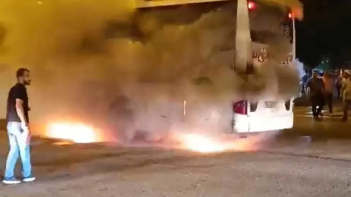 Otobüs seyir halindeyken alev alev yandı! 44 yolcu canını zor kurtardı | O korku dolu anlar kameralara yansıdı...