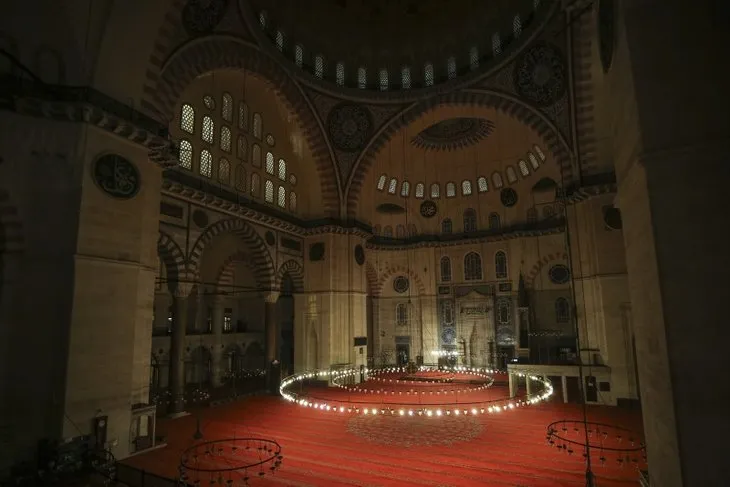 Türkiye'de bayram sabahı! Camiler bayram namazında boş kaldı...
