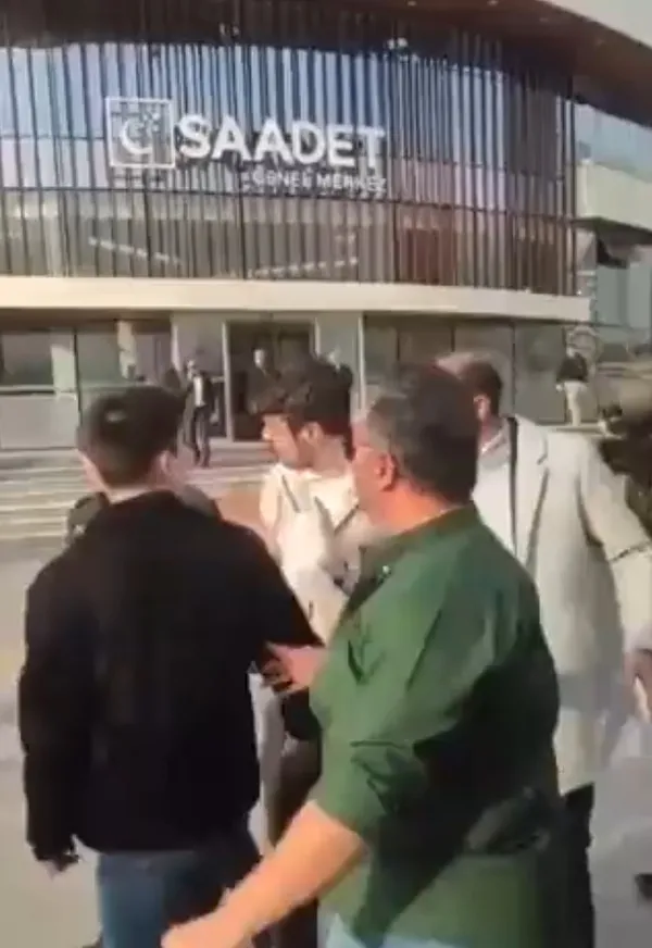 6li-koalisyon-isi-demokrasi-kemal-kilicdaroglunu-protesto-eden-genclere-mudahale-1677774253183.jpg 6'lı koalisyon işi ifade özgürlüğü! Kemal Kılıçdaroğlu'nu protesto eden gençlere müdahale - 4