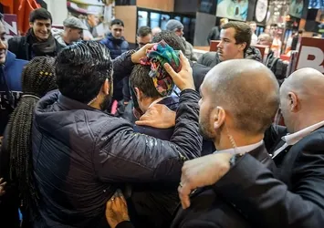 Macron'a yumurtalı saldırı