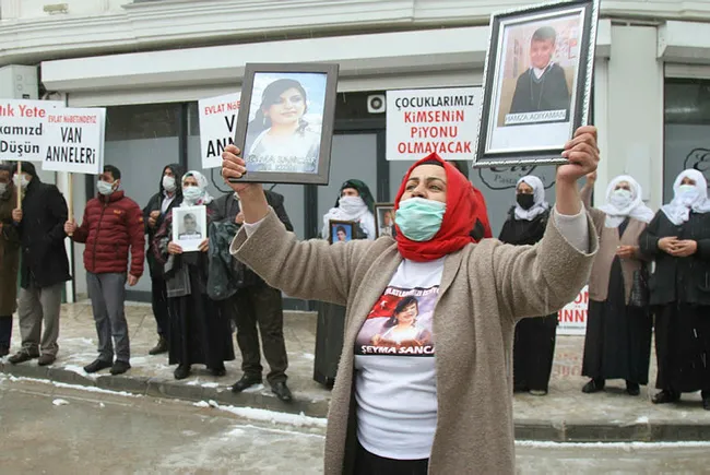 Van’da HDP önünde yapılan eyleme katılan anne: Oğlumu HDP kaçırdı, eline boyu kadar silah vermişler