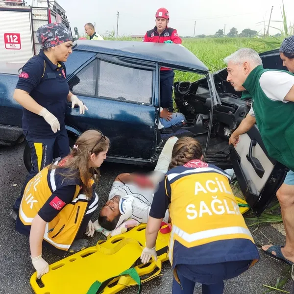 balikesirde-feci-kaza-hurdaya-donen-otomobilden-sag-kurtuldular-1687010382394.jpg