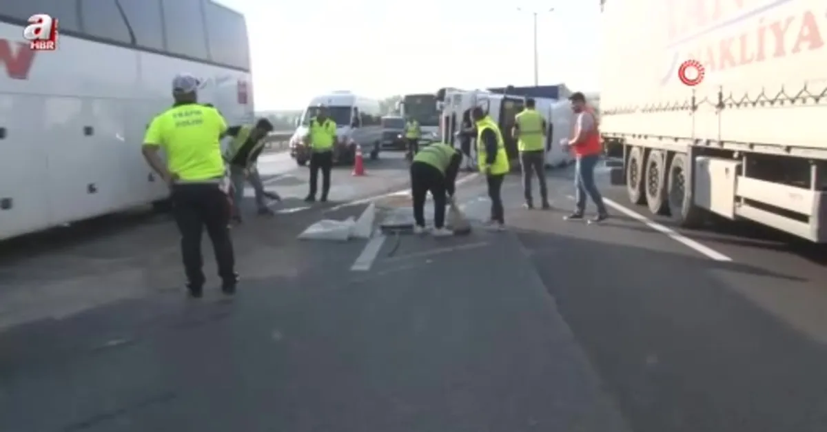 TEM Otoyolu'nda tır devrildi