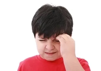 Çocuklarda baş ağrısına dikkat! Önemli hastalıkların habercisi olabilir