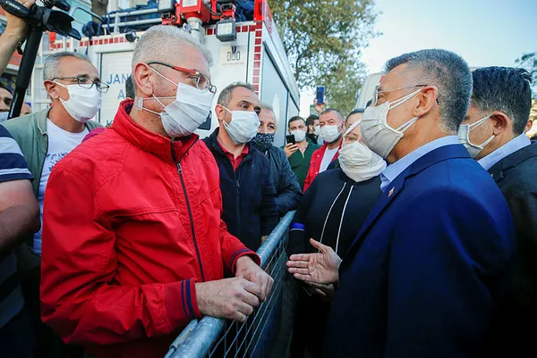 İzmir depremi sonrası bölgeye giden Cumhurbaşkanı Yardımcısı Oktay incelemelerde bulundu - 1