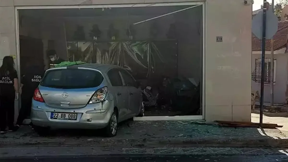 Edirne'de otomobilin fırına daldığı kaza kamerada