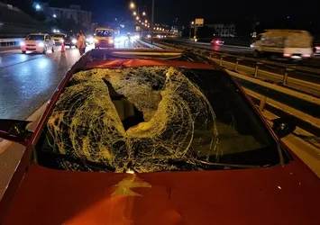 Otoyolda karşıdan karşıya geçmeye çalışan adam otomobilin çarptı