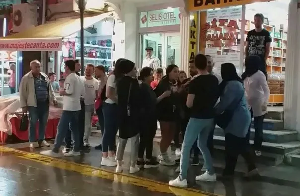 Yavru kedi için otelin alçı duvarı kırıldı, otel sahibi ortalığı birbirine kattı! - 3