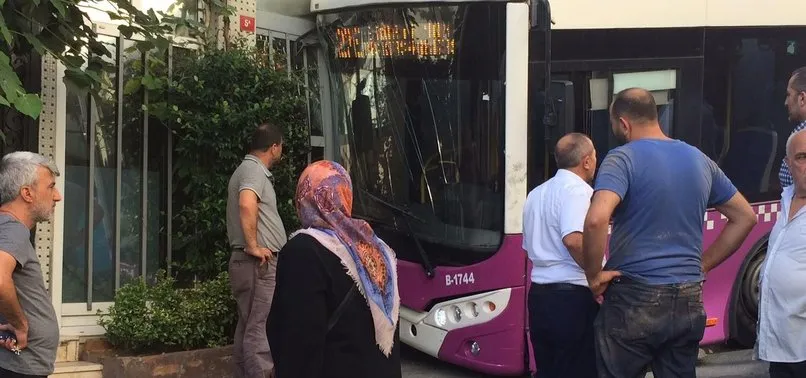 İstanbul'da korku dolu anlar! Halk otobüsü iş yerine girdi