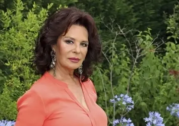 Usta sanatçı Hülya Koçyiğit'ten takipçilerine uyarı: "Ciddiye almayın!"