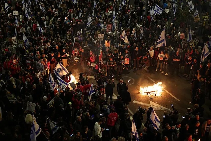 Binlerce İsrailli Gazze için Tel Aviv sokaklarında! Katil Netanyahu’ya istifa ve erken seçim çağrısı: Hemen şimdi erken seçim