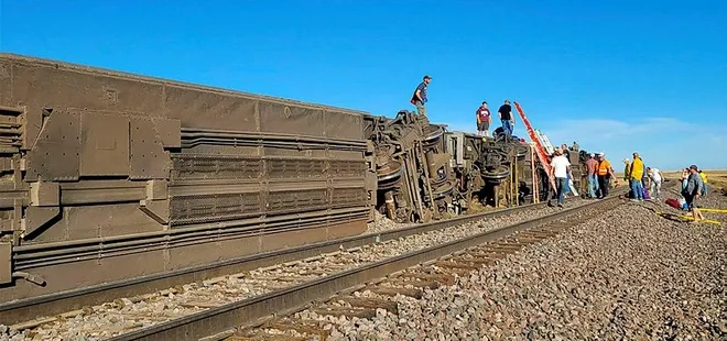 ABD’de yolcu treni raydan çıktı!