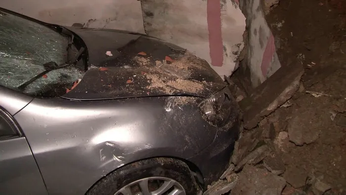İstanbul Üsküdar’da istinat duvarı çöktü! 4 otomobil zarar gördü - 2