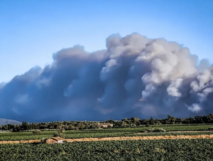 Fransa’nın güneyindeki Var bölgesinde orman yangını ! Yüzlerce hektarlık alan küle döndü