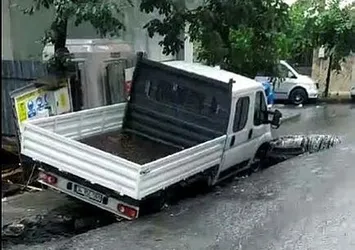 İSKİ'nin kazdığı yol çöktü araçlar içine düştü! Yer: Bayrampaşa