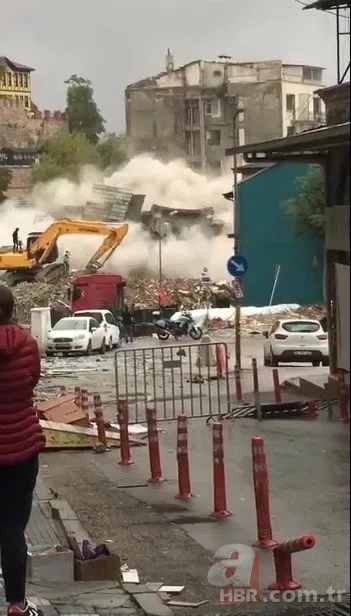 Bursa’da tarihi kapatan 5 katlı bina yıkıldı! O anlar kamerada