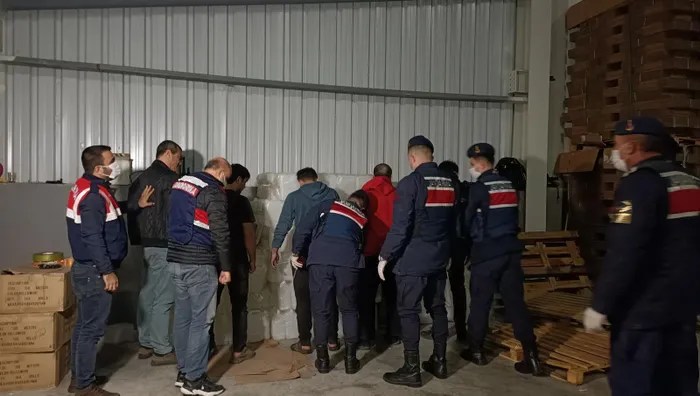Kocaeli'de 'kaçak etil alkol' baskını: 3,5 milyon liralık malzeme ele geçirildi - 4