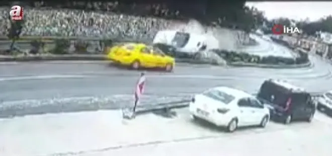 Muğla'da sürücü virajı alamadı taksiye çarptı