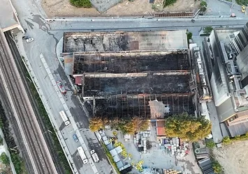 İzmir'de plastik fabrikasının deposu küle döndü