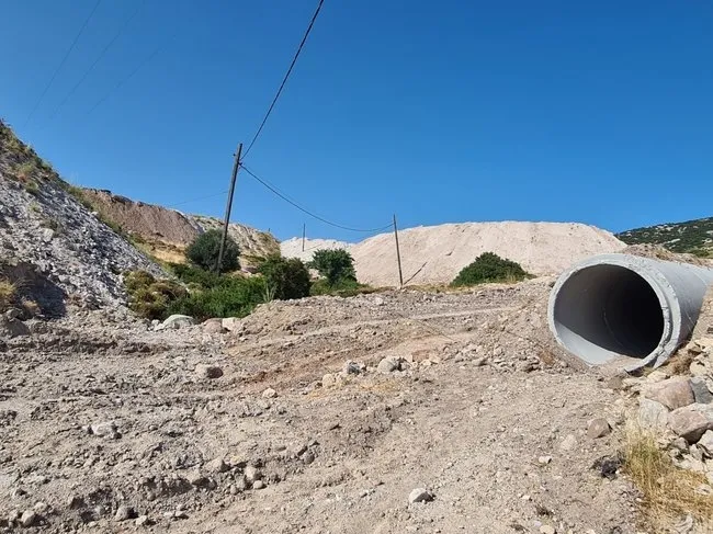 CHP'li Karaburun Belediyesi’nden ikinci doğa katliamı! Belediye kamyonları tonlarca toprağı doğaya bırakıyor - 3