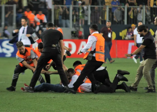 sahaya-giren-ankaragucu-taraftari-besiktasli-futbolcuya-tekme-atti-1662329961270.jpg Sahaya giren Ankaragücü taraftarı Beşiktaşlı futbolcuya tekme attı - 6