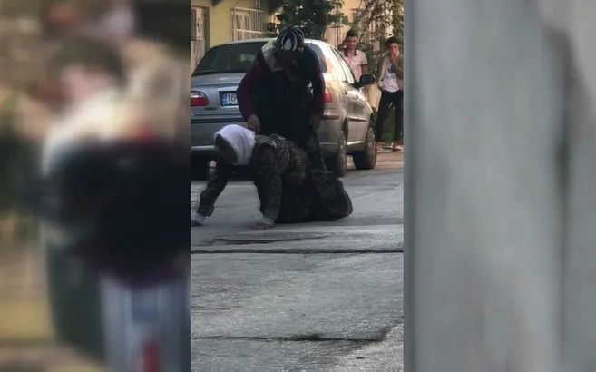 İnsafsız gelin kaynanasını sokak ortasında böyle dövdü