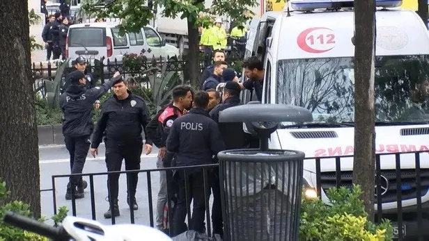 İşçi değil provokatör! 1 Mayıs gösterilerinde polise tekme atan kişi CHP’li trol ’Basel’ çıktı! | Saldırıya parti otobüsüyle mi gitti?