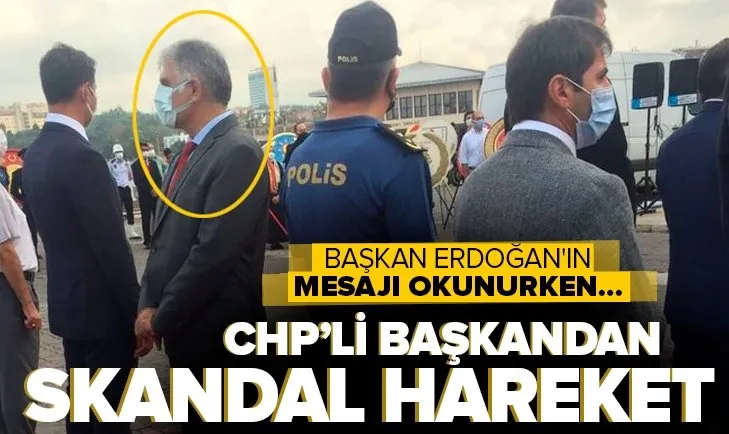 CHP’li başkan Ali Narin’den 30 Ağustos Zafer Bayramı töreninde skandal hareket! Başkan Erdoğan’ın mesajı okunurken sırtını döndü