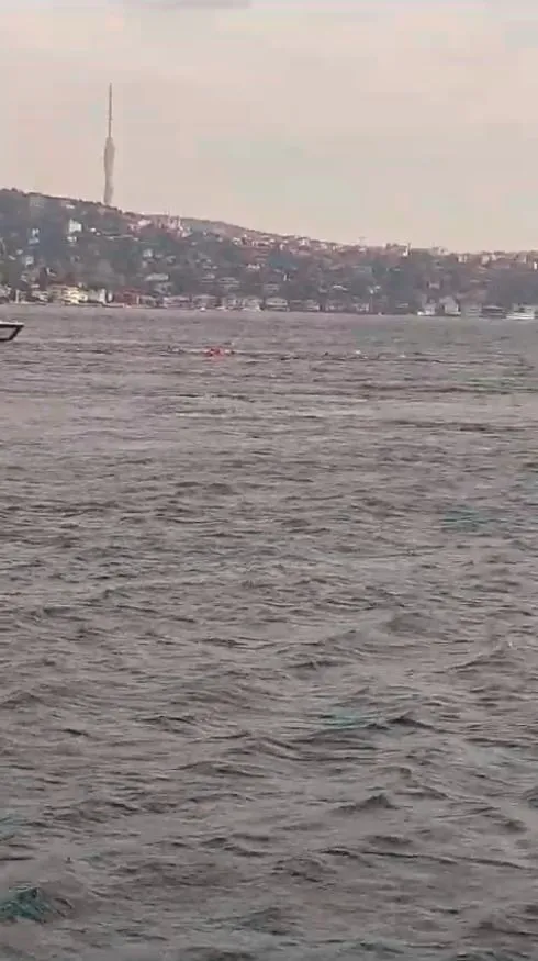 1695660700658.jpg İstanbul'da panik anları! Boğaz'ın serin sularına gömüldü - 1