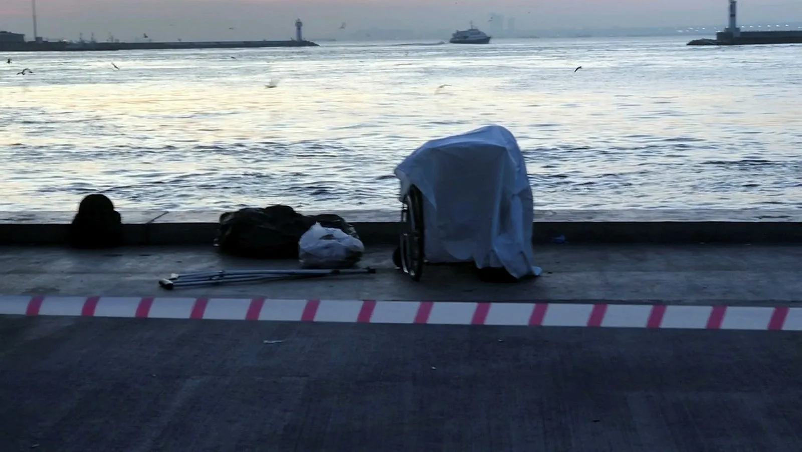 Istanbul Da Sahilde Engelli Sandalyesinde Denizi Izlerken Hayatini Kaybetti A Haber En Son Haberler