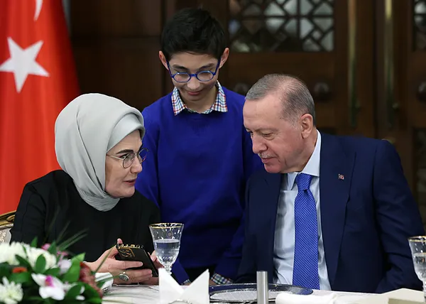 baskan-erdogan-sehit-aileleri-ile-iftar-programinda-konustu-85-milyon-tek-yurek-tek-bilek-1710193853403.jpg Başkan Erdoğan "Şehit Aileleri ile İftar" programında konuştu: 85 milyon tek yürek tek bilek! - 1