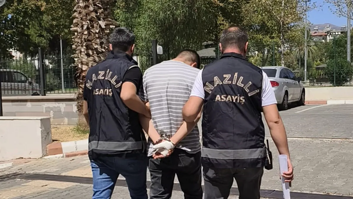 Kendisini polis olarak tanıtıp yaşlı çifti dolandırdı