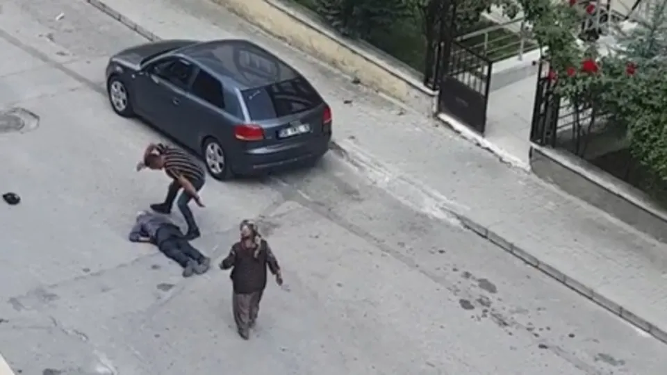 Sokak ortasında dehşet! Annesini taciz eden adamın kafasını tekmeledi!
