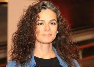 Özge Özpirinçci imajını tamamen değiştirdi! Bambaşka biri oldu