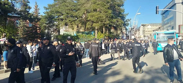 CHP’li İBB Başkanı Ekrem İmamoğlu’ndan Erzurum’da mağdur edebiyatı! AK Parti’nin İstanbul mitingini gölgelemeye çalıştı
