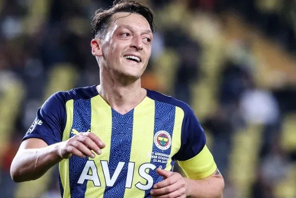 Mesut Özil futbolu bıraktı mı, neden bıraktı son dakika? Mesut Özil hangi takımda?