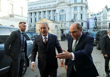 Milli Savunma Bakanı Akar İngiltere’de