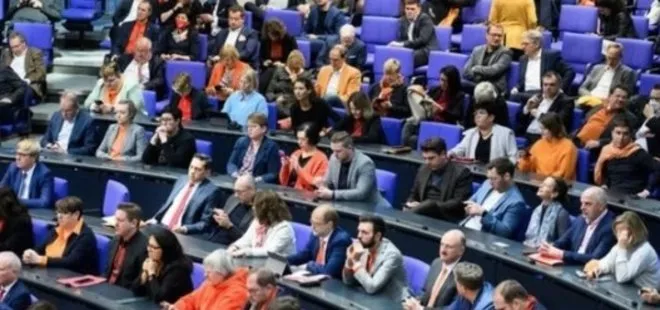 Alman meclisi buz tuttu! Milletvekilleri meclis binasında montuna sarılarak oturdu