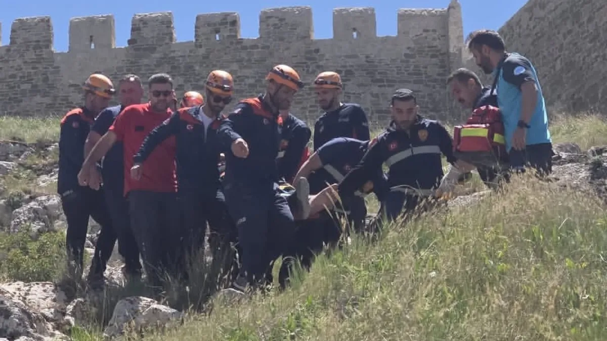 Van Kalesi'ne çıkan Alman turist mağaraya düştü! Mahsur kalan adamı ekipler kurtardı