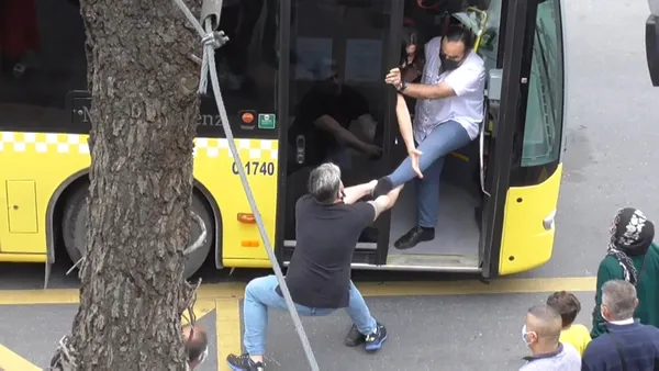 Kadıköy’de durak kavgası! İETT şoförü ile yolcu birbirine girdi - 2