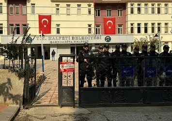 Halfeti Belediyesi önünde polise taşlı saldırı! 2 polis yaralandı