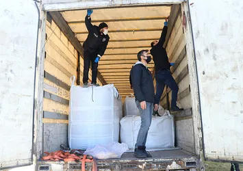 TIR dorsesinden 56 kaçak göçmen çıktı
