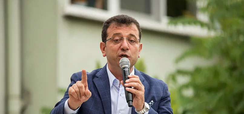 Tek ayak üstünde kırk yalan söylüyor!