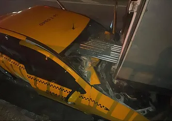 Sakarya'da feci kaza! Kamyonetteki demirler taksinin içine girdi: 1 ölü