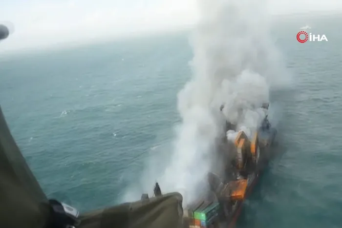 Yanan gemiden kopan parçalar sahile vurdu