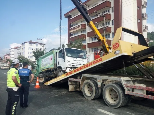 Çöp kamyonu devrildi! Trafikte metrelerce kuyruk oluştu - 3