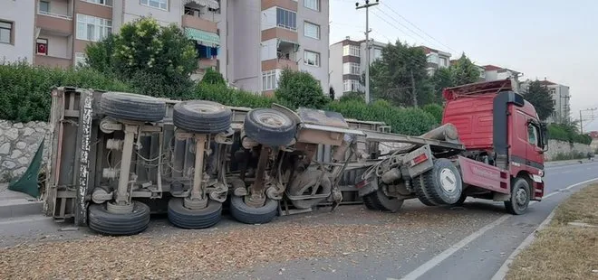 Son dakika: Bursa’da feci kaza! Kontrolden çıkan TIR devrildi, yol kapandı