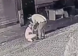 Sokak ortasında dehşeti yaşadı! Şiddeti gören esnaf saldırganın burnunu kırdı