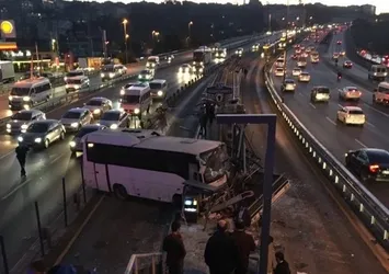 Servis aracı metrobüs durağına çarptı